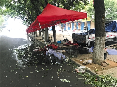 河北唐山车祸4死11伤 司机被围后车内打火还想跑