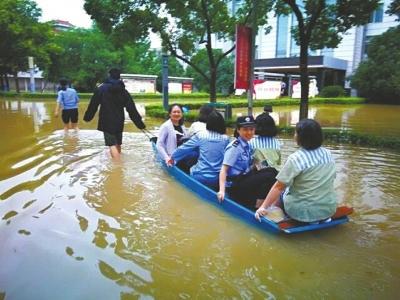 用船“摆渡”刑满释放人员。