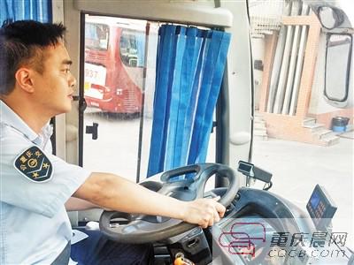  操作台前方的系统主机实时监测司机驾驶行为。 重庆公交集团供图