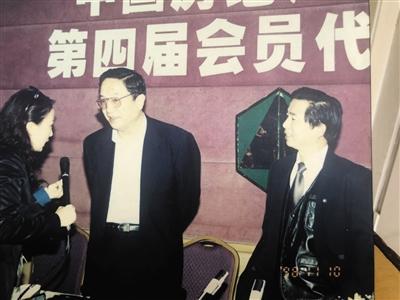 在1998年11月，中国房地产业协会第四届会员代表大会会后，时任建设部部长的俞正声（中）正在接受媒体采访，右一为时任中国房地产业协会副会长兼秘书长的顾云昌。 资料图片