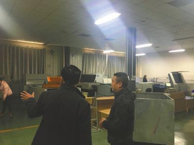 成都警方在河南新乡查获一处“小黄卡”印刷厂。