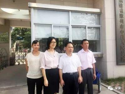 开庭前刘大蔚父母（右1左1）和律师徐昕（右2）在法院门前合影
