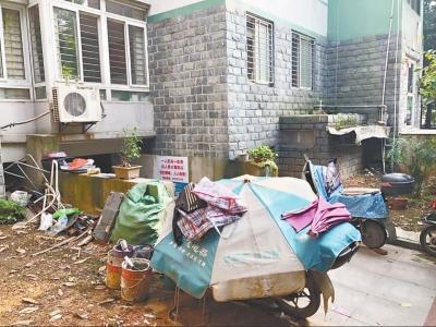 四栋地下室被改成仓库,地下室入口处杂物乱堆放 长江日报记者刘斌摄