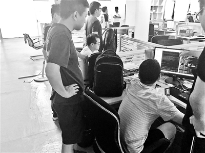 2018年7月3日,浙江绍兴越城警方在北京海淀区瑞智华胜公司抓捕犯罪嫌疑人,技术人员进行现场取证