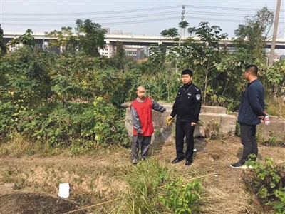 犯罪嫌疑人张某指认现场。义乌警方供图