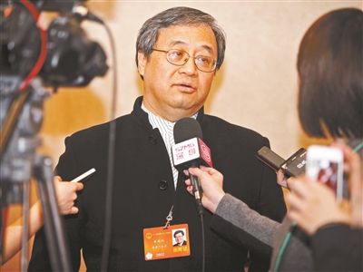 2014年3月7日,香港团王敏刚代表接受记者采访(资料图) 供图/视觉中国