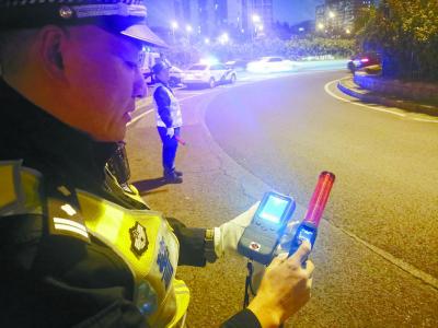 交警在执法中已使用了新的检测仪,三秒钟可显示结果。