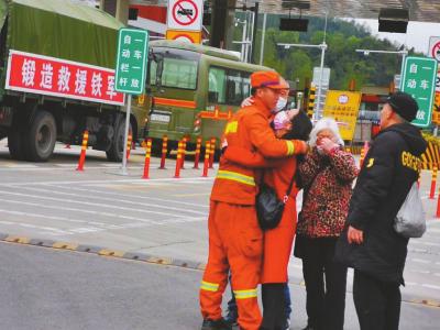 熊顺驰与亲人在高速路口相见。（甘孜森林消防供图）