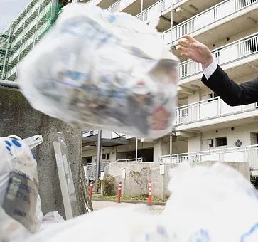 女子下楼扔垃圾，竟扔出个手指断裂！