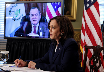  （图说：4月26日，哈里斯在白宫与危地马拉总统进行远程会议，商讨解决中美洲移民问题，一边做着笔记。图/Reuters）