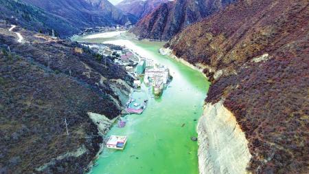 航拍白玉县金沙乡被淹没场景。