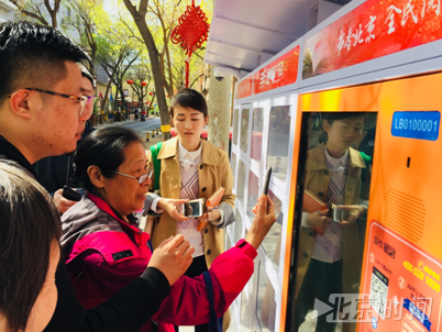 图:居民扫码体验/赵昂摄