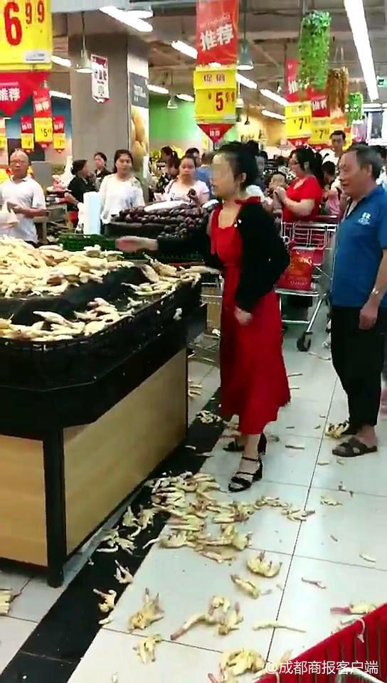 女子因差价争执将超市生姜掀一地 最后买22斤回去