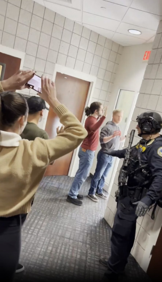 當地時間12月6日，內華達大學拉斯維加斯分校發生槍擊案後，學生們舉著雙手離開大樓