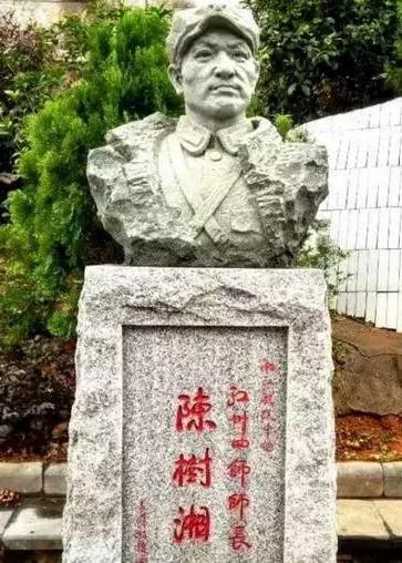 △红34师师长陈树湘塑像。陈树湘(1905—1934),湘江战役弹尽被俘,在被敌人押送途中,愤然从伤口处掏出肠子绞断,慷慨就义。实现了他“为苏维埃新中国流尽最后一滴血”的誓言,年仅29岁。他是100位为新中国成立作出突出贡献的英雄模范人物之一。