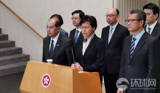 香港特首林郑月娥(中)与政务司司长张建宗(左)和财政司司长陈茂波(右)会见媒体。杨升/摄
