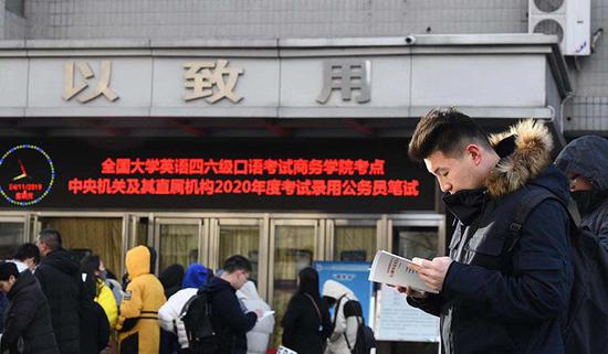 北京联合大学商务学院考场外,考生在寒风中等待入场。