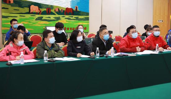 中美中医师网络交流会上,中央指导组专家张伯礼院士一行和美国中医师们,就中医治疗新冠进行了交流。中国日报 苏峰 摄