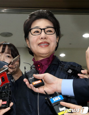 去年一审判无罪,朴槿令笑着走出法庭
