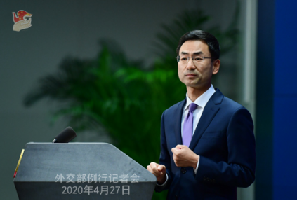 ▲4月27日,耿爽主持外交部例行记者会。(外交部网站)