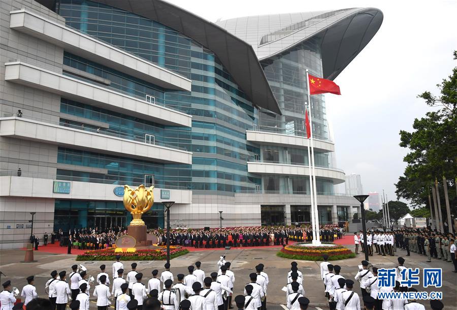 10月1日，香港特区政府在金紫荆广场举行隆重的升旗仪式，庆祝中华人民共和国成立69周年。　新华社记者 吕小炜 摄