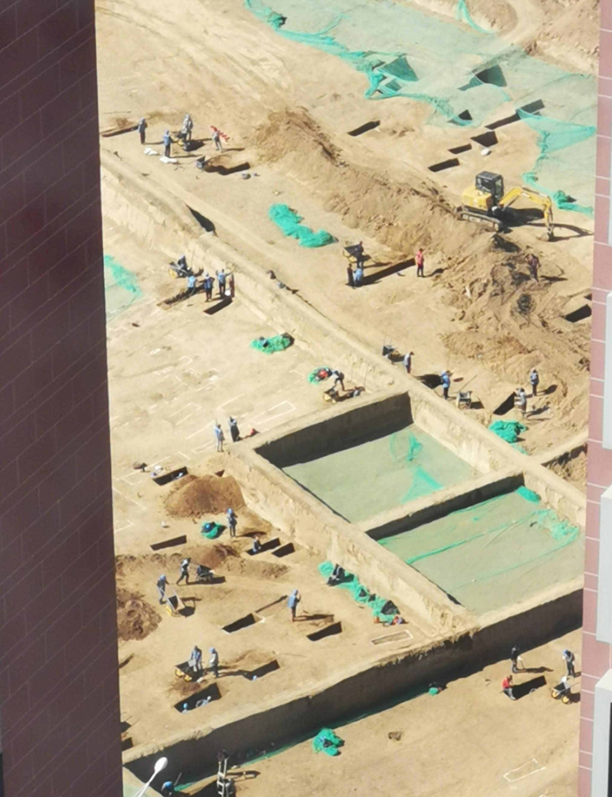 西安南郊一修建工地正在举行考古挖掘