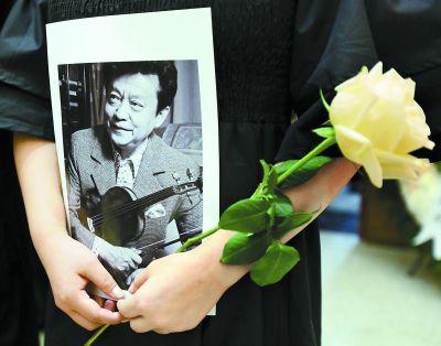 盛中国亲朋好友手持照片和鲜花与他告别。(记者 方非摄)