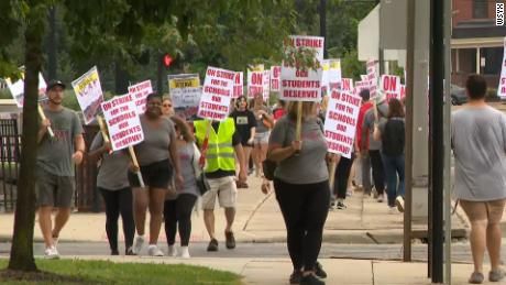 开学第一天，美国俄亥俄州教师举行近50年来最大罢工