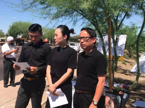家属代表徐翔(中),亚利桑那州华人华侨联合总会理事长杨文田(右),前亚利桑那州州立大学学生会主席(左)会见媒体,表达不接受二级谋杀的协议认罪,强烈诉求以一级谋杀罪起诉凶手 图自美国侨报网