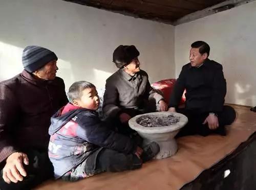 2012年12月29日至30日,习近平在河北省阜平县看望慰问困难群众。这是习近平在龙泉关镇骆驼湾村到困难群众唐荣斌家看望。