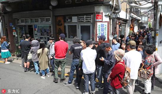 1542692964823132.jpg 韩国民众排长队吃冷面(东方IC)