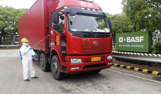 工作人员在位于上海市金山区的巴斯夫护理化学品（上海）有限公司工厂对货车进行消杀（4月15日摄）。新华社记者 丁汀 摄