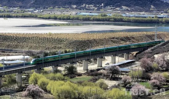 圖為拉林鐵路 攝影:陳衛國