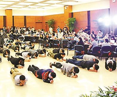男生进行平板支撑大比拼 男生进行平板支撑大比拼
