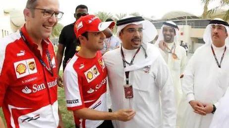 ·萨勒曼(前排右二)和F1赛车手交谈。