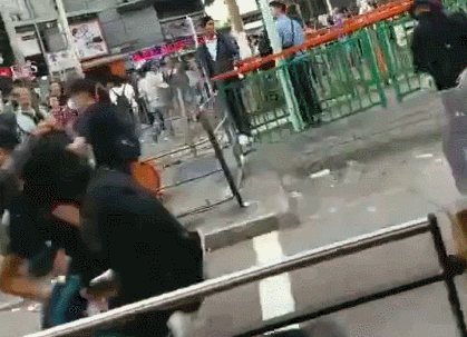 黑衣人被市民驱赶。视频截图