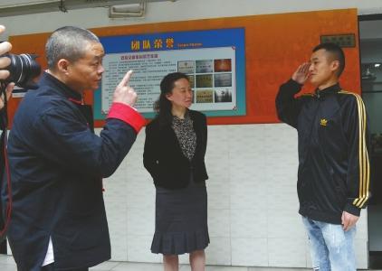 4月13日,休假回到安康家园的陈一文见到胡园长给他行了个标准的军礼。