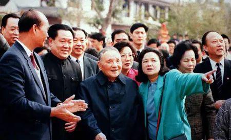  1992年1月，邓小平在深圳参观