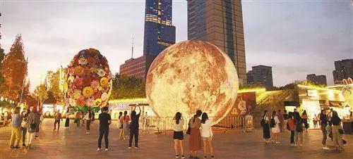 9月23日，在南京北极阁广场，人们在观赏一座大型的“月亮”造型景观。刘建华摄（新华社发）