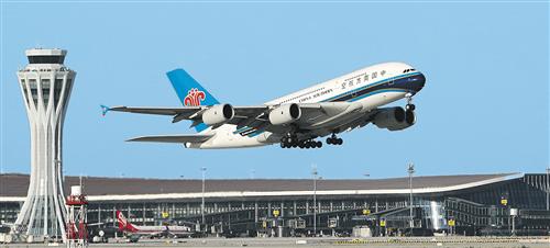 题图 9月25日，中国南方航空公司由空客A380客机执飞的CZ3001次航班从北京大兴国际机场起飞。新华社记者 鞠焕宗摄