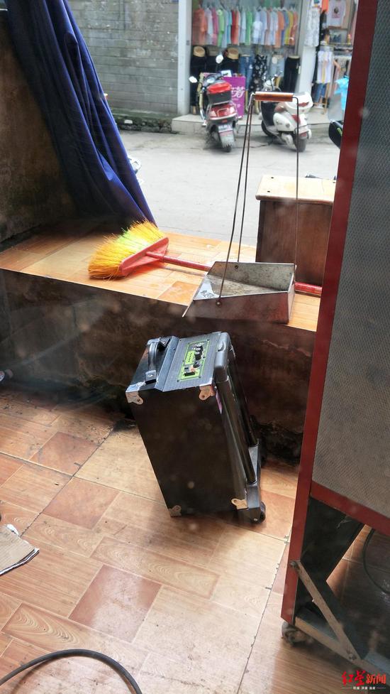 ↑当天,有群众用商铺的音箱去阻挡廖某