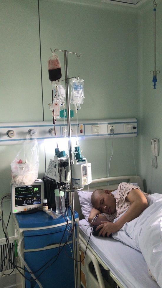 为了救患白血病儿子 男子一口气抽了1866毫升骨髓