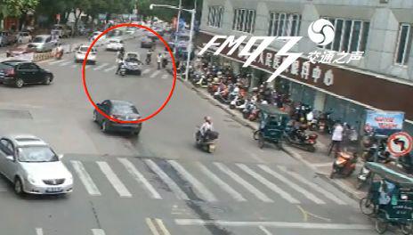 男子开电动车追尾汽车车坏非要赔偿 交警:你全