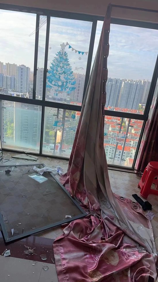 清水湾许多业主家的窗户在超过12级大风中破碎