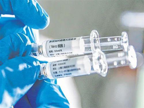  工作人员在展示首批获得临床研究批件的新冠病毒灭活疫苗。新华社记者 张玉薇 摄