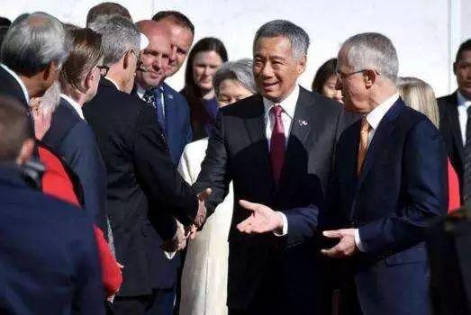  图右二为访澳的新加坡总理李显龙，右一为澳总理特恩布尔