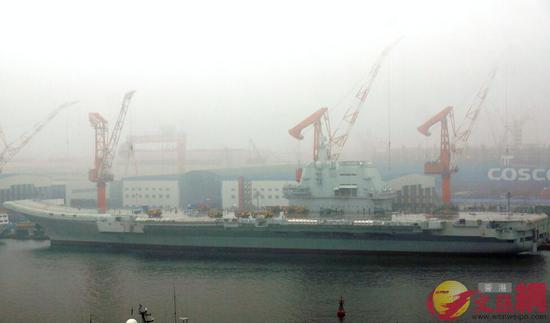 4月22日,航母甲板上仅剩几台吊车,其余甲板光洁如镜(图片来源:文汇报)