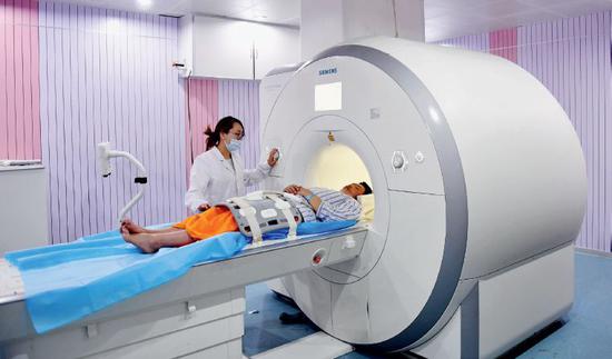 医院的超导磁共振成像系统为患者进行检查。医院的各种检查费用，在总的医疗费用中占有较重的比例。图/新华