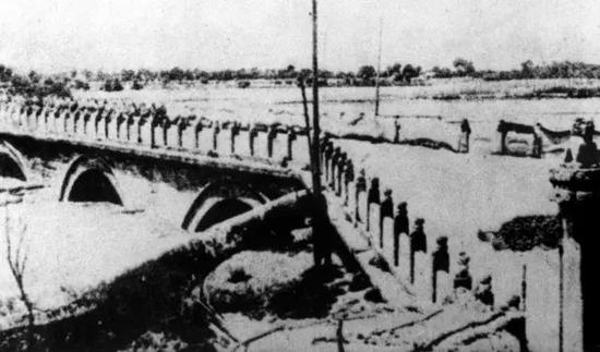 这是1937年的卢沟桥。