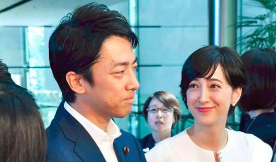 泷川克里斯汀(右)看着小泉进次郎的眼神也是相当甜蜜了。